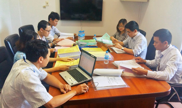 Cán bộ Cục Thuế tỉnh tiến hành kiểm tra tại trụ sở người nộp thuế. 