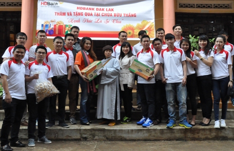 Cán bộ, nhân viên HDBank Đắk Lắk trao quà cho đại diện chùa Bửu Thắng