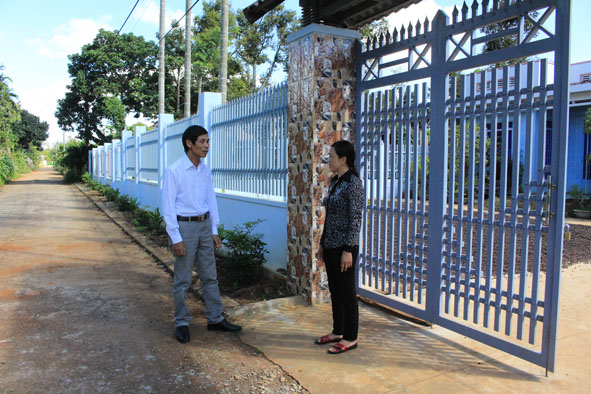 Trưởng thôn Phạm Đức Hùng (trái) đến từng gia đình thông báo các  công việc của thôn. 