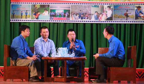 Anh Lê Hoài Dương (người cầm micro) trong một dịp trò chuyện, giao lưu cùng người khuyết tật.