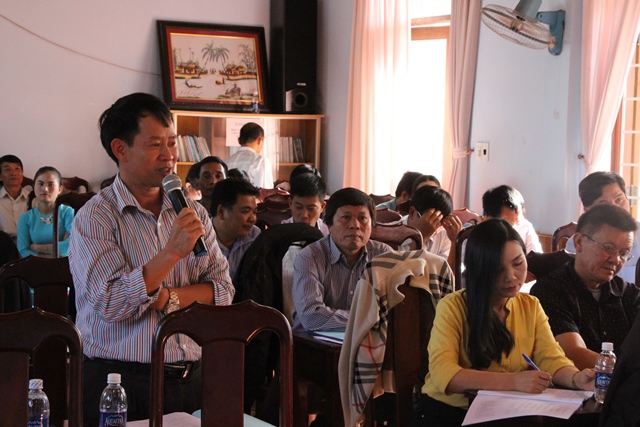 Đại diện Khuyến nông huyện Ea Kar trình bày những khó khăn trong công tác khuyến nông tại địa phương