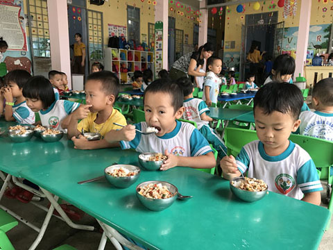 Không có nhà ăn, Trường Mầm non Sơn Ca (thị trấn Liên Sơn, huyện Lắk) phải dùng sân chơi để bố trí chỗ ăn cho trẻ. 