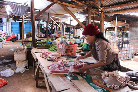 Thịt heo sống, chín lẫn lộn được bày bán tại chợ Ea Tul (huyện Cư M’gar) .