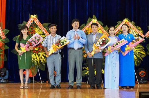 Chánh Văn phòng Tỉnh ủy Bạch Văn Mạnh trao kỷ niệm chương “Vì sự nghiệp Văn phòng cấp ủy” cho các cá nhân có nhiều đóng góp trong sự nghiệp Văn phòng cấp ủy. 