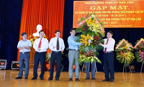 Phó Bí thư Thường trực Tỉnh ủy Phạm Minh Tấn tặng hoa chúc mừng đại diện Văn phòng Tỉnh ủy. 