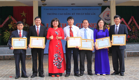 Phó Chủ tịch UBND tỉnh H'Yim Kđoh trao Bằng khen của UBND tỉnh tặng các tập thể, cá nhân tiêu biểu.