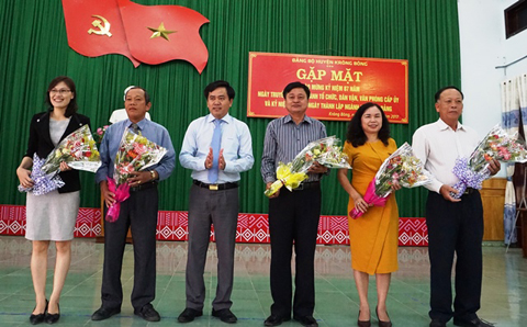 Bí thư Huyện ủy Nguyễn Minh Huấn tặng hoa chúc mừng các ban xây dựng Đảng và Văn phòng Huyện ủy.