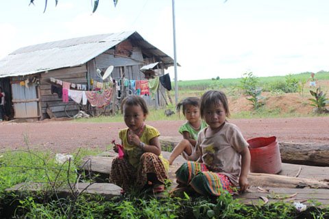 Những  đứa trẻ  ở thôn 14  (xã  Cư Kbang) không có người lớn trông nom,  phải tự chơi với nhau.    