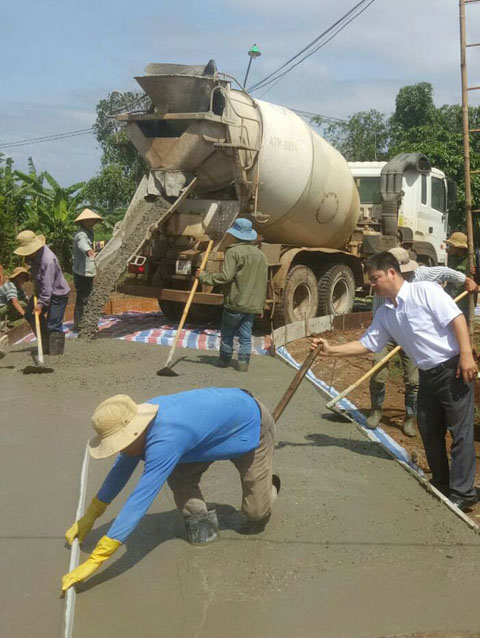 Nhân dân thôn 1B (xã Ea Mnang, huyện Cư M'gar) tham gia  làm đường giao thông.