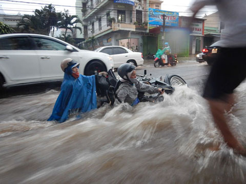 Cảnh ngập nước trên đường Nguyễn Tất Thành (TP. Buôn Ma Thuột) khi có mưa lớn.    