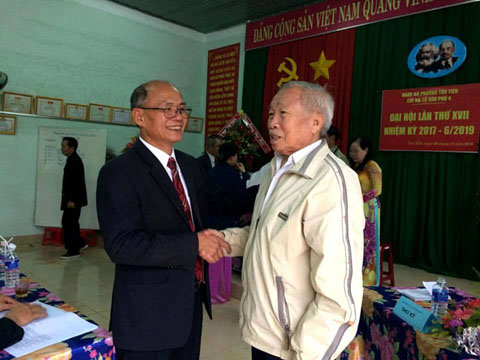Ông Nguyễn Hữu Minh, Bí thư Chi bộ tổ dân phố 4 thăm hỏi, động viên tinh thần đảng viên cao tuổi của chi bộ.