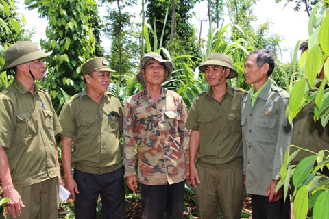 Lực lượng công an xã Dray Bhăng trao đổi thông tin ANTT trên địa bàn xã với các tổ tự quản ANTT.