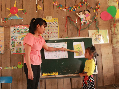 Cô Trần Thị Thanh Thuyên, giáo viên điểm trường Trường Mầm non Hòa Phong ở thôn Noh Prông hướng dẫn  cho các em làm quen với môn toán. 