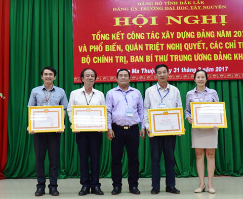 Đảng bộ ĐHTN trao Bằng khen cho những đảng viên hoàn thành xuất sắc nhiệm vụ trong năm học 2016-2017. 