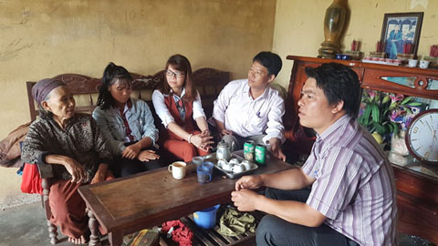 Các thầy cô giáo đến nhà động viên em Hứa Thị Tuyên (thôn Giang Xuân, xã Ea Dăh) đến lớp.   
