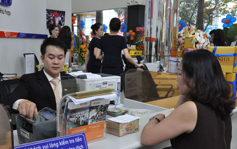 Khách hàng giao dịch  tại Ngân hàng TMCP Sài Gòn – Hà Nội  Chi nhánh Đắk Lắk. 