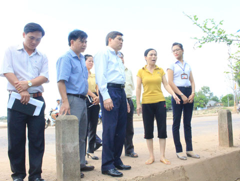 Đoàn Đại biểu Quốc hội tỉnh và lãnh đạo UBND huyện Ea Súp kiểm tra thực tế tại khu vực vườn, nhà ông Nam, bà Xuân vào năm 2016.