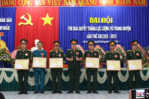Đại tá Trần Ngọc Sương, Phó CNCT Bộ Chỉ huy quân sự tỉnh Đắk Lắk trao bằng khen cho các cá nhân có thành tích xuất sắc trong phong trào thi đua quyết thắng.