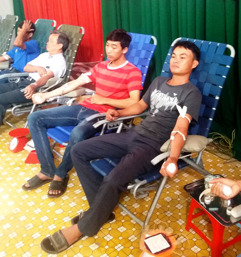 Đoàn viên thanh niên và người dân tham gia hiến máu.