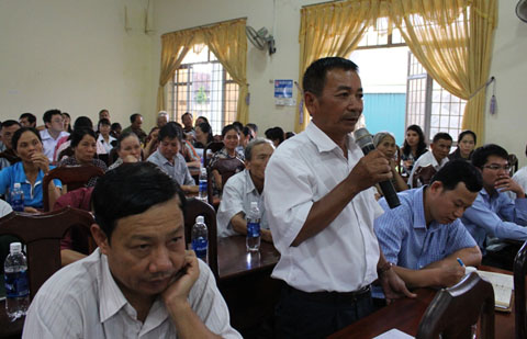 Cử tri Cao Quang Vinh (thôn 13, xã Ea Păl, huyện Ea Kar) nêu kiến nghị tại buổi tiếp xúc.