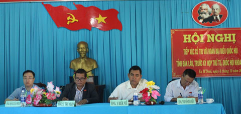 Đoàn ĐBQH tỉnh lắng nghe những kiến nghị của cử tri xã Ea MDoal (huyện MĐrắk).