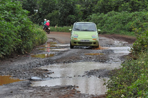 Nhiều tuyến đường nội thị trấn Krông Kmar đang bị xuống cấp nghiêm trọng.