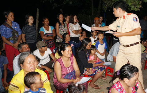 Một buổi phát động quần chúng về an ninh trật tự do Công an huyện Krông Bông tổ chức trên địa bàn. 
