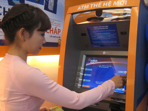 Chủ thẻ ATM có bị khống chế rút 5 triệu đồng/ngày? - Ảnh 1.