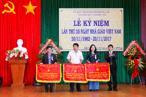 Thừa ủy quyền của Bộ trưởng Bộ giáo dục, đại diện Ban lãnh đạo Tây Nguyên trao Cờ thi đua tặng các tập thể.