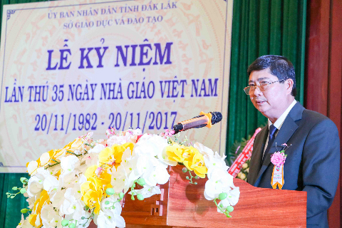 Giám đốc Sở GD-ĐT Phạm Đăng Khoa ôn lại truyền thống Ngày Nhà giáo Việt Nam. Ảnh: H.Gia