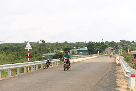 Cây cầu mới xây thay thế cầu treo cũ nối các xã Phú Xuân – Ea Dah – Tam Giang.