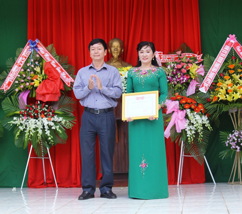 Ông Phan Trọng Tùng, Phó Giám đốc Sở Lao động TB&XH tỉnh trao giấy khen của Giám đốc Sở cho tập thể Trường 