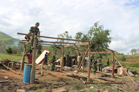 Cán bộ, chiến sĩ Bộ Chỉ huy Quân sự tỉnh giúp nhân dân xã Yang Mao (huyện Krông Bông) dựng lại nhà cửa
