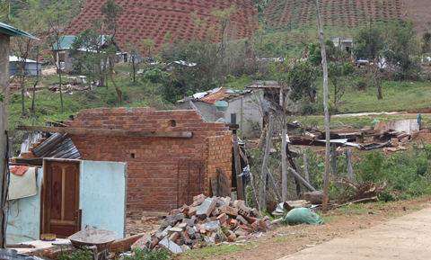 Sau bão, nhiều gia đình xã Yang Mao (huyện Krông Bông) bị thiệt hại nặng nề