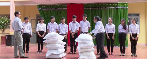 Hỗ trợ gạo cho học sinh tỉnh Đắk Lắk theo Nghị định 116. Ảnh VTV
