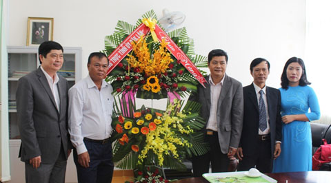 và tặng hoa  cán bộ, giáo viên Trường THPT Chuyên Nguyễn Du.