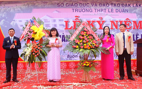 Phó Chủ tịch UBND tỉnh H'Yim Kđoh tặng hoa chúc mừng
