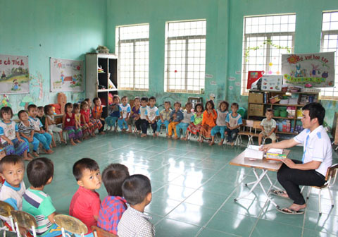 Lớp học  của thầy  và trò Trường  Mầm non Hoa Ban  tại  điểm trường thôn 4,  xã Cư San (huyện M'Đrắk).   