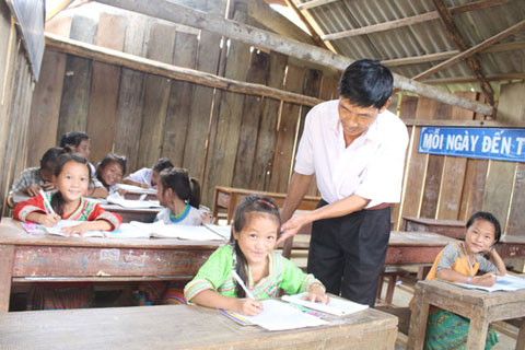 Một tiết học tại điểm trường thôn 4, xã Cư San (huyện M'Đrắk).