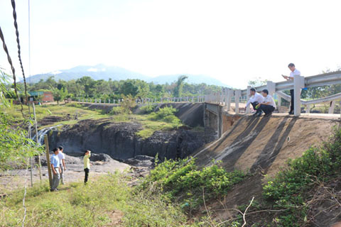 Cán bộ Ban chỉ huy Phòng chống thiên taivà tìm kiếm cứu nạn tỉnh đi kiểm tra tình hình hư hỏng của các công trình thủy lợi ở huyện Lắk.