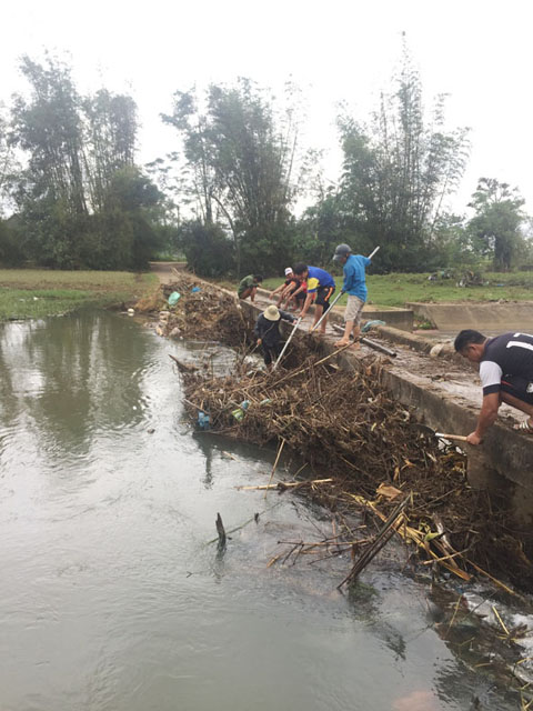  Nhân viên thủy lợi huyện Lắk đang dọn rác, khơi thông cống các  công trình thủy lợi.   
