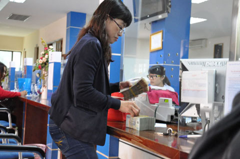 Khách hàng rút tiền mặt tại Ngân hàng TMCP Công thương Việt Nam Chi nhánh Đắk Lắk.