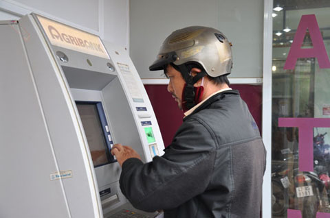 Khách hàng thực hiện giao dịch tại máy ATM của Agribank Chi nhánh Cư Kuin.