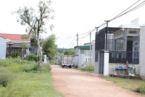 Nhiều hộ dân trú tại đường Trần Quý Cáp, phường Tự An, TP. Buôn Ma Thuột chưa được cấp sổ đỏ.