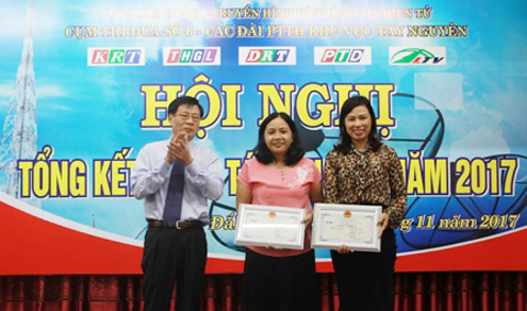Giám đốc Đài PT-TH Đắk Lắk tặng giấy khen cho 2 nhóm tác giả 