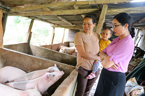 Chị H'Huân Niê (bìa trái) chia sẻ kinh nghiệm khởi nghiệp với đại diện Hội Phụ nữ  xã Ea Blang. 