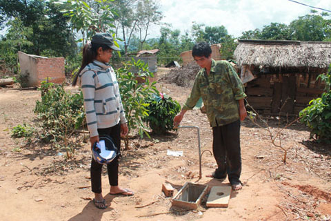 Người dân xã Cư Bông (huyện Ea Kar) mỏi mòn chờ đợi nguồn nước từ Công trình cấp nước sinh hoạt tập trung trên địa bàn xã. 