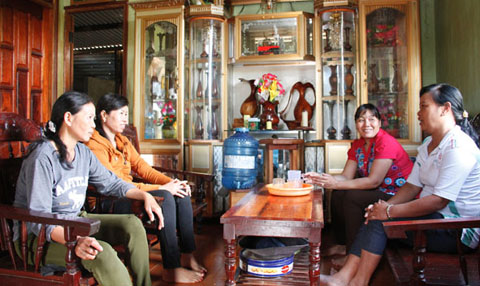 Đại diện Hội nông dân xã Buôn Tría đến thăm hỏi gia đình chị Nguyễn Thị Lảnh. 