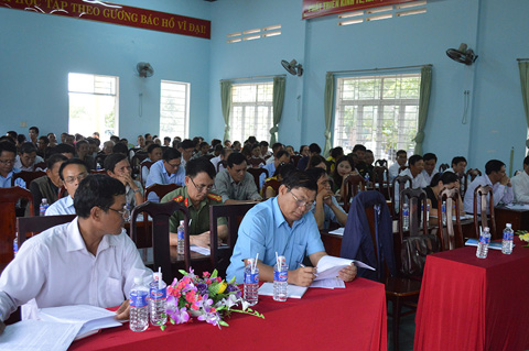 Các đại biểu tham gia tiếp xúc cử tri tại xã Krông Na, huyện Buôn Đôn.