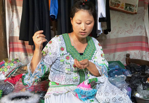 Chị Vương Thị Nhung là nữ đảng viên trẻ người Mông duy nhất ở thôn Ea Uôl, xã Cư Pui.